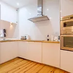 Cozy 1st Floor Flat Chiado District With Balconies And Ac 19th Century Building 公寓