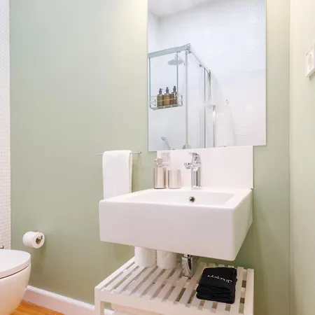 Cozy 1st Floor Flat Chiado District With Balconies&ac 19th Century Building Lizbona