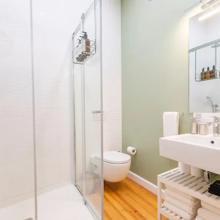 Cozy 1st Floor Flat Chiado District With Balconies&ac 19th Century Building Apartament Lizbona