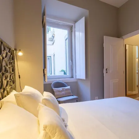 Cozy 1st Floor Flat Chiado District With Balconies&ac 19th Century Building Apartament