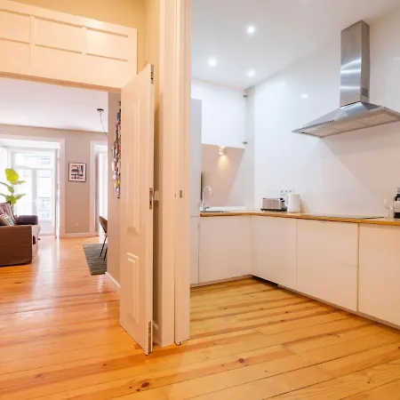 Cozy 1st Floor Flat Chiado District With Balconies&ac 19th Century Building Apartament Lizbona