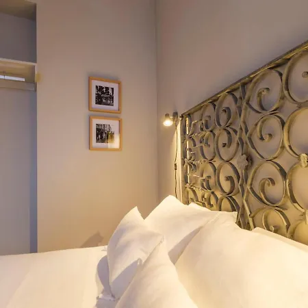 Cozy 1st Floor Flat Chiado District With Balconies&ac 19th Century Building Apartament Lizbona