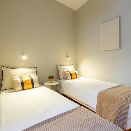 Cozy 1st Floor Flat Chiado District With Balconies&ac 19th Century Building Apartament Lizbona