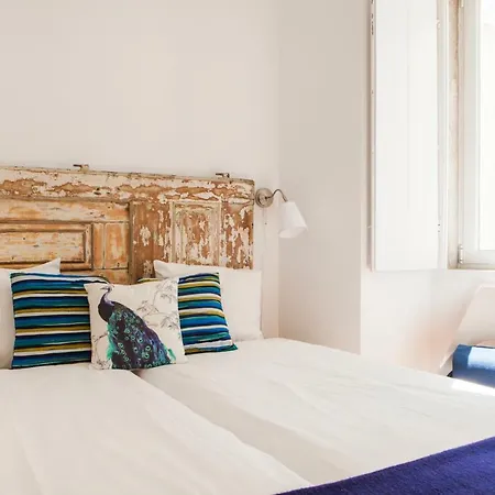 Cozy 1st Floor Flat Chiado District With Balconies And Ac 19th Century Building *
