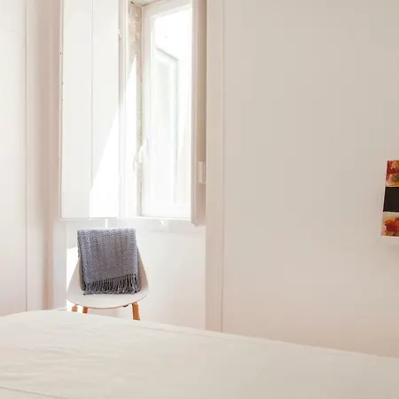 Cozy 1st Floor Flat Chiado District With Balconies And Ac 19th Century Building *
